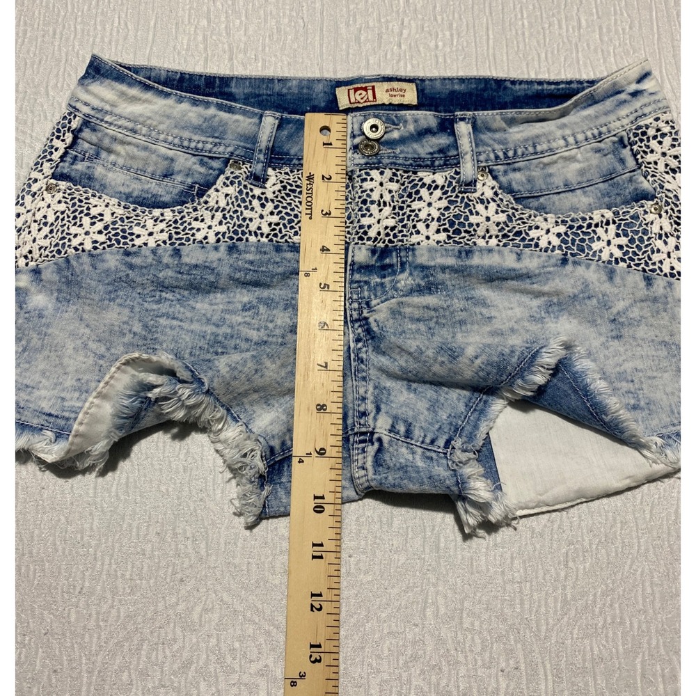 lei Ashley Shorts Juniors 9 Denim Blue Acid Wash Crochet Lace Trim Frayed Hem - Picture 7 of 10